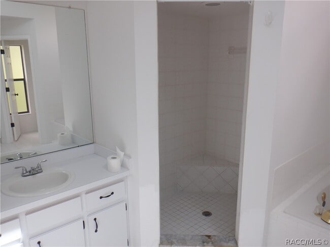 Building Photo - 335 E Falconry Ct