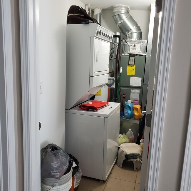 Building Photo - 3423 Ridgeland Ave