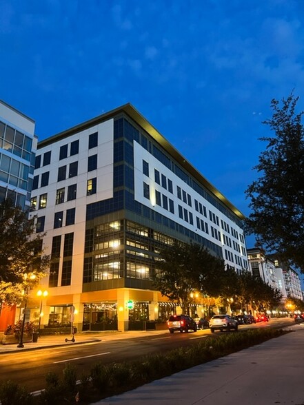 Building Photo - 860 N Orange Ave