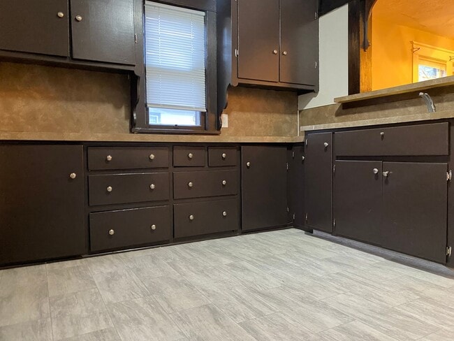 Building Photo - Benson 2 bed 2 bath with 2 additional non conforming rooms in the basement $1375