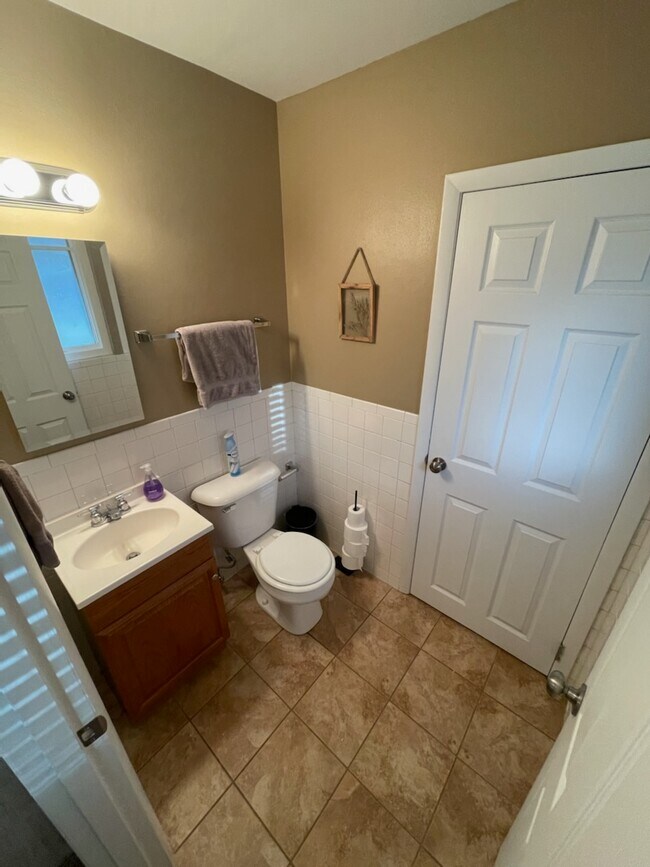 Building Photo - 784 Rojean Dr