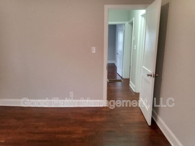 Building Photo - 203 E 11th St