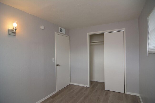 Building Photo - 962 E Graybill Dr