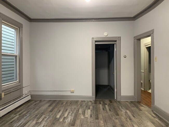 Building Photo - 210 Maple St