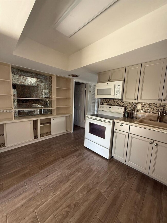 Building Photo - 5460 SW 38th Ct