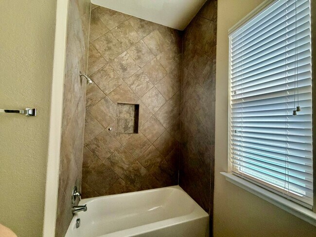 Building Photo - Welcome home to 621 Cavan!