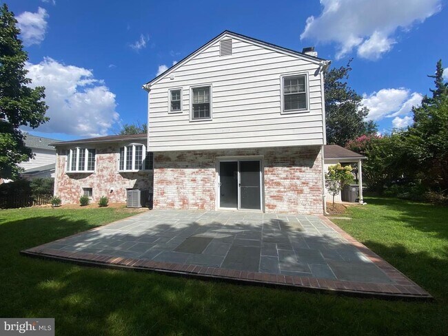 Building Photo - 615 Smallwood Rd