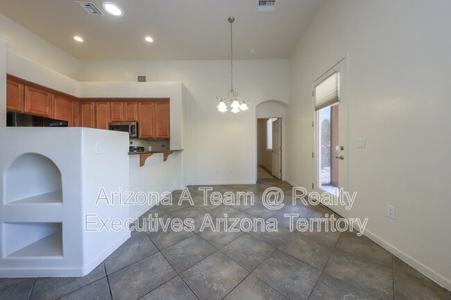 Building Photo - 665 E Weckl Pl