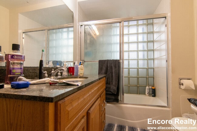 Building Photo - 448 Park Dr