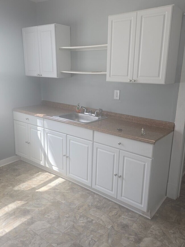 Building Photo - Three Bed 1 Bath Apartment for Rent!
