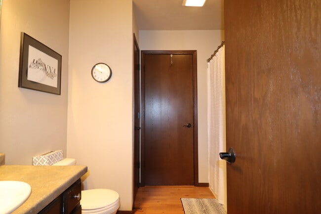 Building Photo - Large 3 Bedroom 2 Bath Townhouse style Duplex