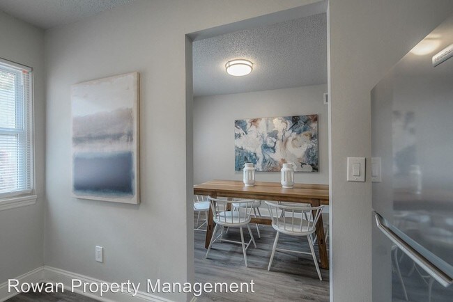 Building Photo - 2 br, 1 bath Apartment - 423-427 Maple Blvd.