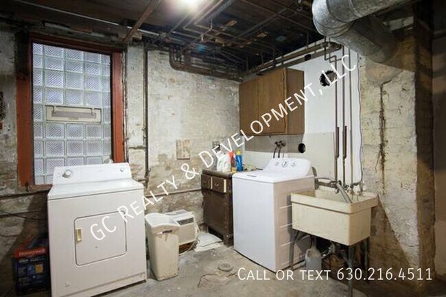 Building Photo - 1028 W Roscoe St