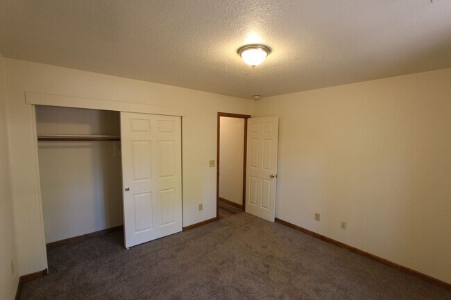 Building Photo - * LEASE PENDING Modern 3-Bedroom Home with Garage & Private Backyard | University Highlands short...