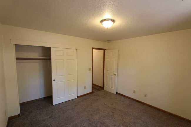 Building Photo - Spacious University Highlands Home | Vaulted Ceilings + Fenced Backyard