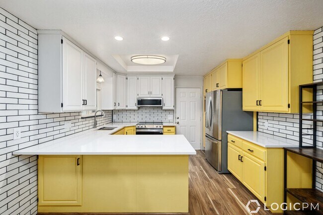 Building Photo - 10328 Countrywood Dr