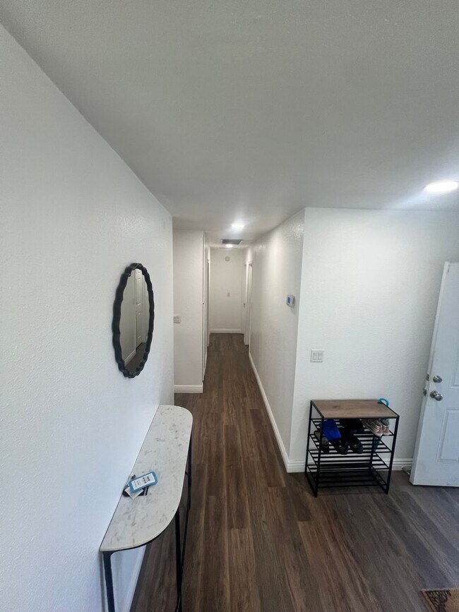Building Photo - 3 bedroom, 2 bath with 2 bonus rooms and huge fenced yards!