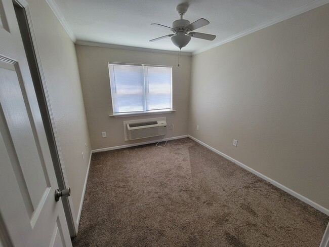 Building Photo - 3 Bedroom 2 Bath Ground Level Apartment