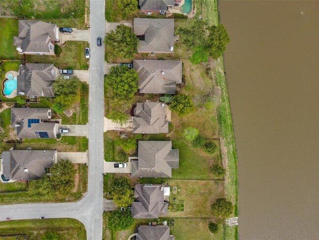Building Photo - 9219 E Lakeside Dr