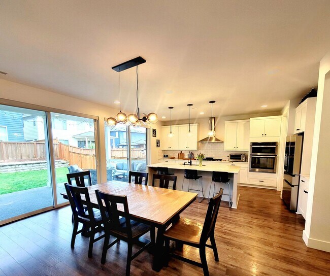 Building Photo - Spacious, Modern and Immaculate 4 bedroom, Convenient Location in Poulsbo
