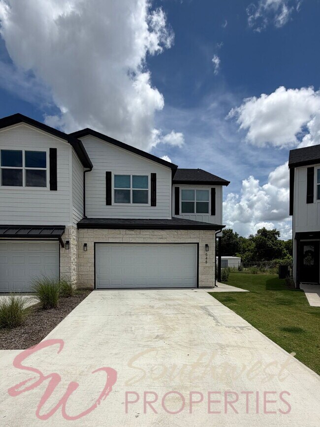 Building Photo - Gorgeous 3 bedroom townhome with a quick, easy walk to TSU campus!