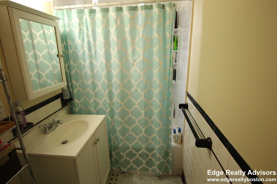 Building Photo - 66 Montcalm Ave