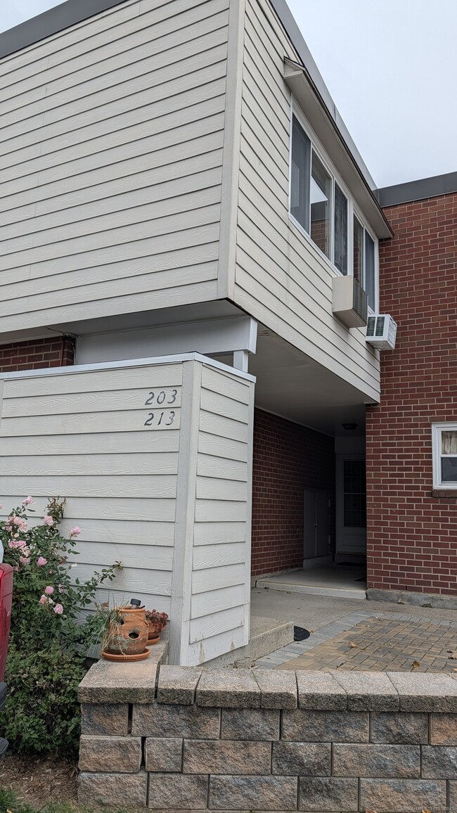 Building Photo - 203 W Walk