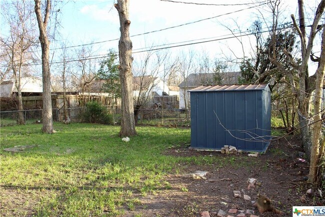 Building Photo - 1409 E Mistletoe Ave