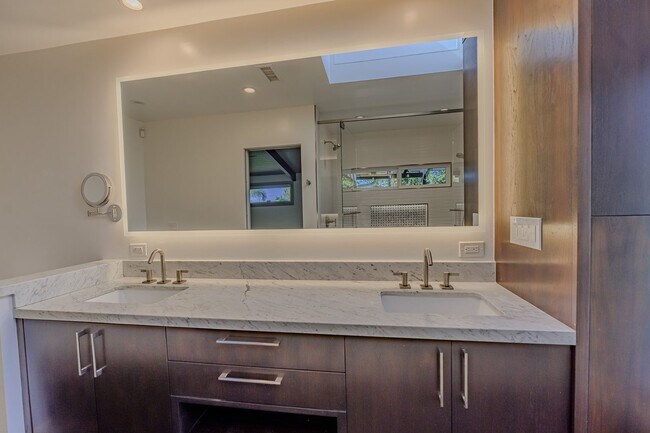 Building Photo - Luxurious Modern Living in the Heart of San Diego with Solar!