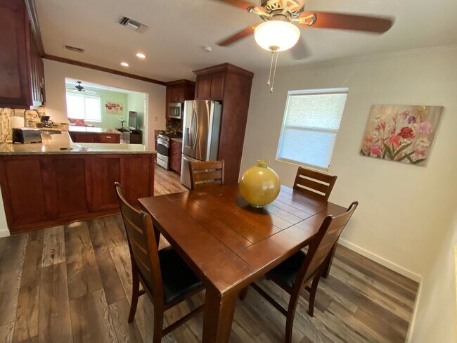 Building Photo - 2/2 single family house with big yard near downtown and beach!