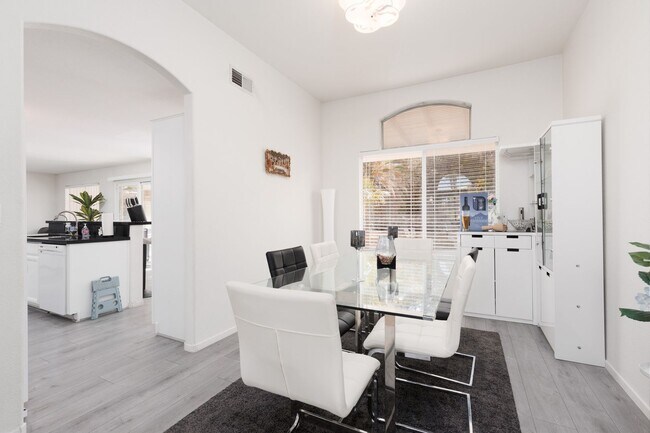 Building Photo - Good sized Summerlin home with large backyard