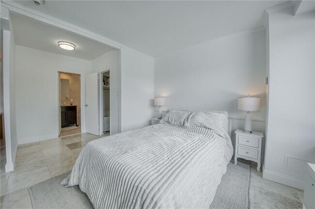 Building Photo - 320 Fort Duquesne Blvd