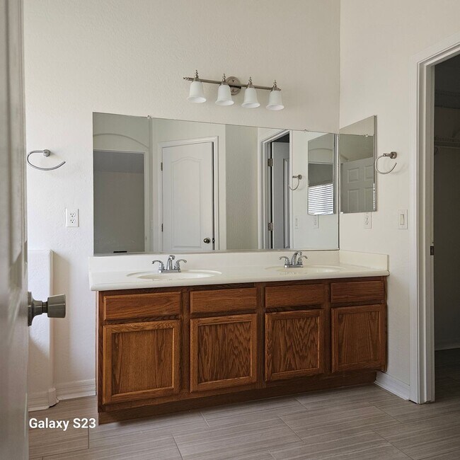 Building Photo - Oasis in Northwest Sun City