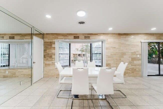 Building Photo - 1016 NE 26th Ave