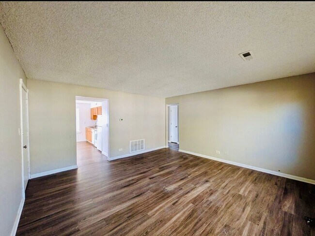 Building Photo - 3 Bedroom 1.5 Bathroom Townhome W/ ONE MONTH FREE