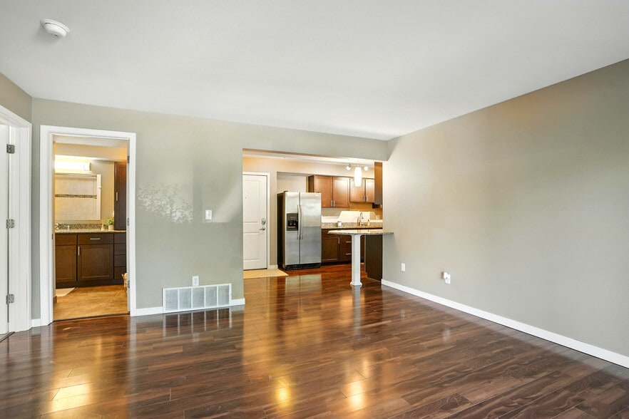 Primary Photo - Oakcrest Condominiums