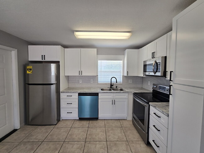 Building Photo - 2 bed, 2 bath duplex in New Port Richey