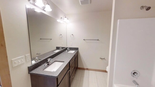 Building Photo - 3bed/2.5 Bath Condo in Four Corners - Dog Friendly!