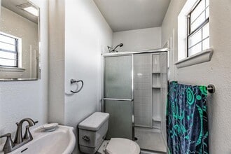 Building Photo - 3 Bedroom 2 Bath Home