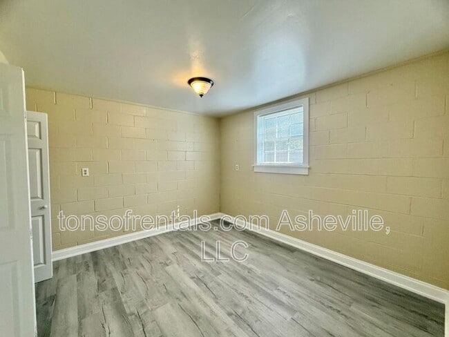 Building Photo - 161 Dogwood Dr