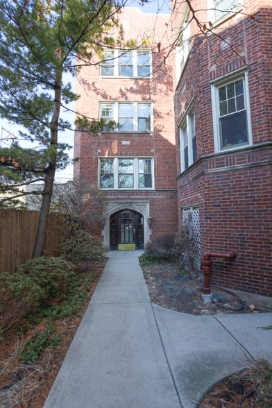 Building Photo - 5642 N Kimball Ave