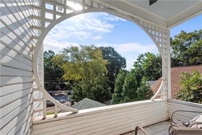 Building Photo - 383 Park Ave SE