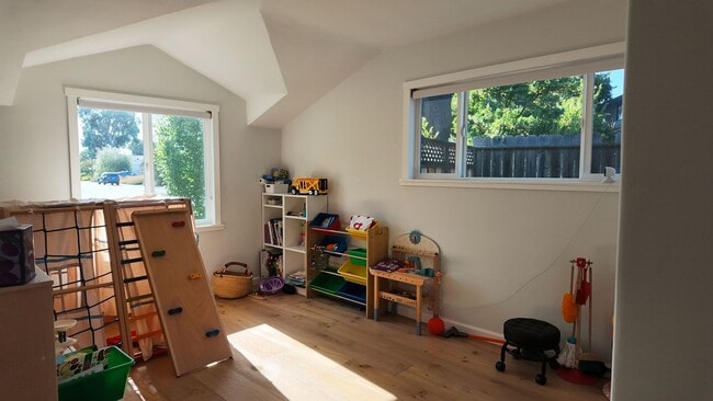 Building Photo - 1572 Meadow Ln