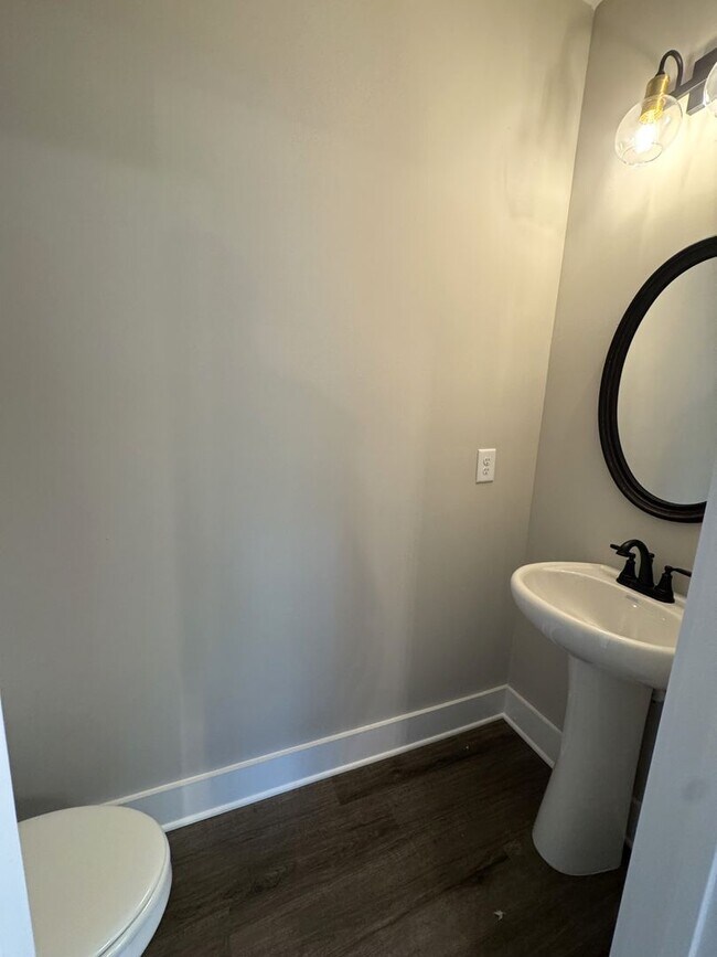 Building Photo - Downtown 4br Home FOR RENT