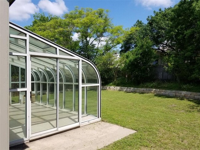 Building Photo - 2208 Quiet Wood Dr