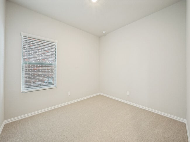 Building Photo - 715 Dotty Dr
