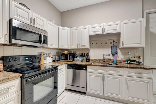 Building Photo - 2500 Venetian Ct