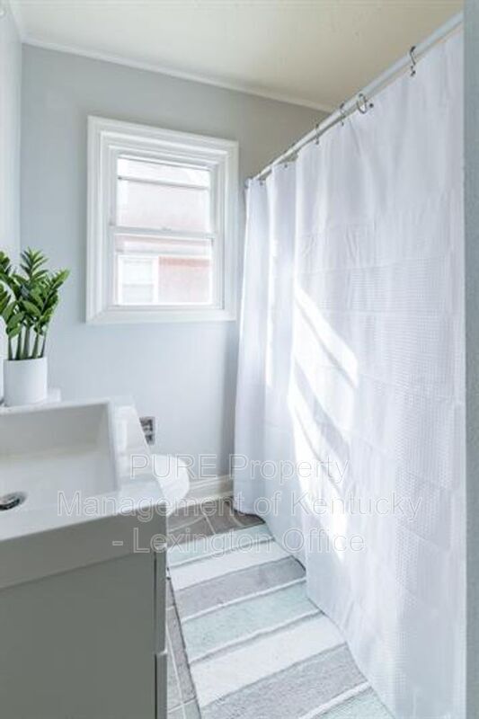 Building Photo - 574 Bob-O-Link Drive