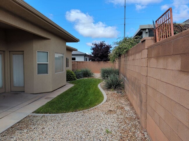 Building Photo - 4 Bedroom Home Near Pine View High School With 2 Car Garage