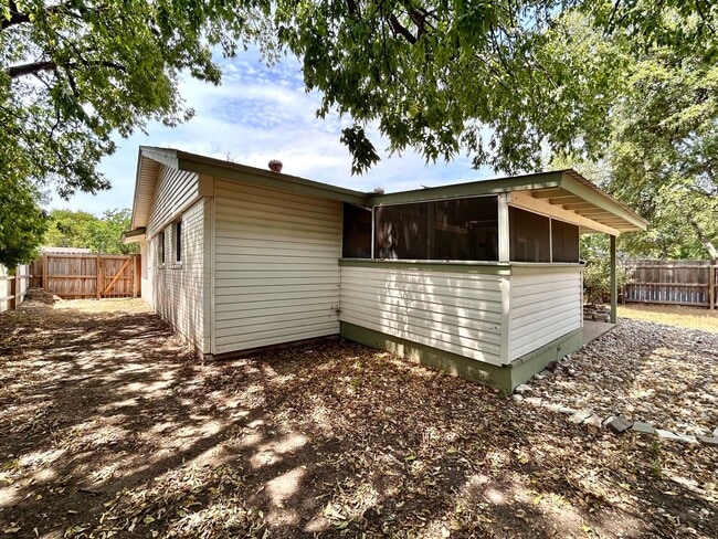 Building Photo - 4 Bed / 2 Bath Home with Covered Porch, Su...